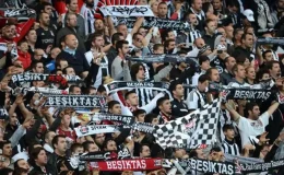 Beşiktaş tribünlerini ikiye bölen tezahürat